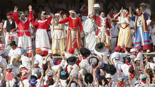Ambiente de las Peñas durante la corrida de toros, con algunos miembros disfrazados de Gigantes y Cabezudos
