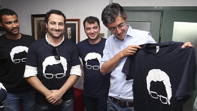 Eduardo Madina con parte de su equipo en la sede del PSOE en Alicante