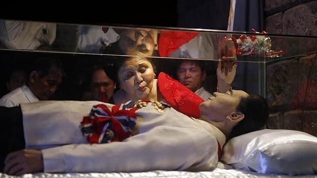 Imelda Marcos celebra su 85 cumpleaños visitando la momia de su difunto marido