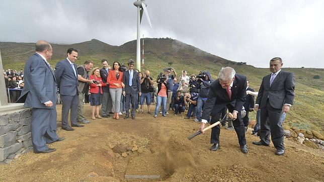 El presidente de Canarias, Paulino Rivero (drcha.), creó un comisonado para su portavoz en la lucha antiprospecciones petrolíferas
