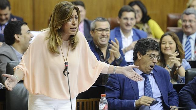 La presidenta de la Junta andaluza, Susana Díaz, responde en el Parlamento autonómico a las prioridades en la Ley de Presupuesto regional para 2015, en presencia de su vicepresidente, Diego Valderas, de IU