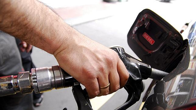 Las petroleras aplican el «efecto pluma» a los precios de los carburantes