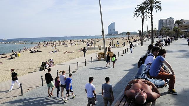 La playa es uno de los grandes atractivos del verano barcelonés