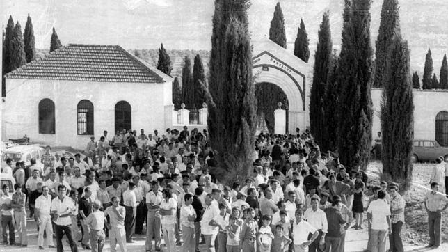 El pueblo sevillano acude a las cercanías de «Los Galindos»