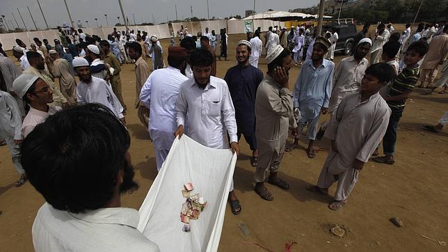 Un grupo de musulmanes recogen la colecta (tercer pilar del Islam) en Pakistán