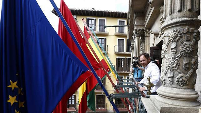 Pamplona ya espera de blanco y rojo el Chupinazo que inicia los Sanfermines 2014