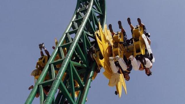 Muere un joven de 18 años en Terra Mítica al soltarse un arnés de la atracción «Inferno»