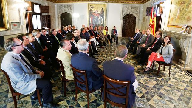 Fabra y los empresarios acuerdan solicitar una reunión con Montoro