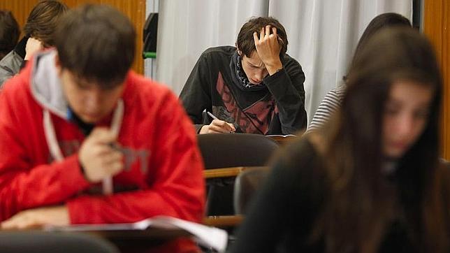 Uno de cada seis adolescentes españoles tiene problemas para leer una factura o utilizar la tarjeta de crédito