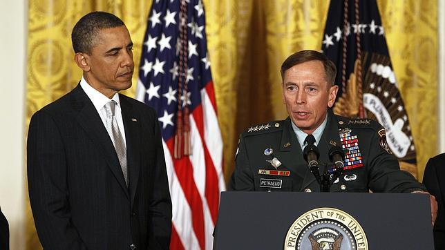David Petraeus dejó su cargo en la CIA por una infidelidad