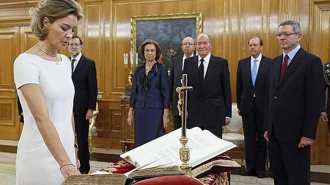 La ministra de Agricultura, Isabel García Tejerina, jura su cargo ante el Rey