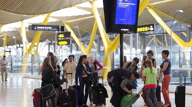 Viajeros en el aeropuerto Adolfo Suárez Madrid-Barajas