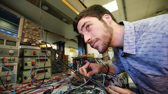 Un joven trabaja con un sistema de circuitos eléctricos