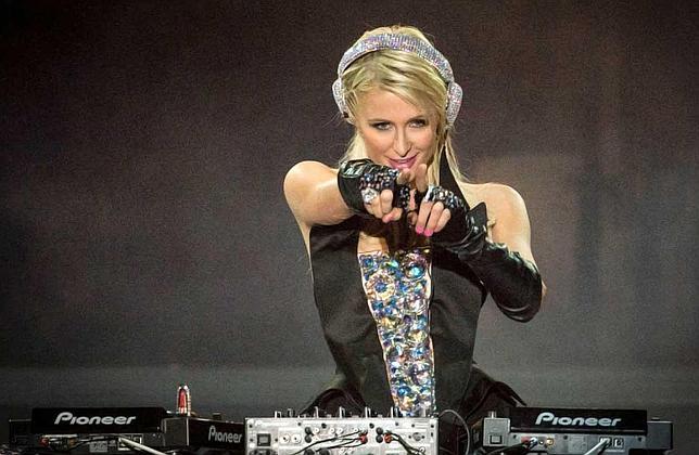 Paris Hilton pinchará en Barcelona en agosto