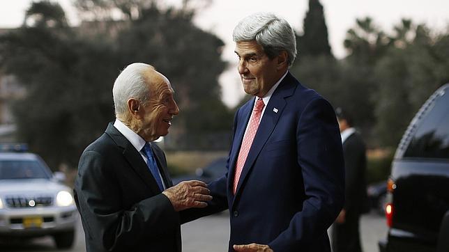 El secretario de estado de EE.UU., John Kerry (d) con el presidente de Israel, Simon Peres en Jerusalén el pasado noviembre, en una reunión en la que Kerry insistió a Israel a limitar los establecimientos de colonos en territorios ocupados, para facilitar las conversaciones de paz con los palestinos