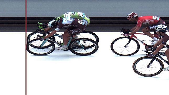 Trentin bate a Sagan en la «foto finish»