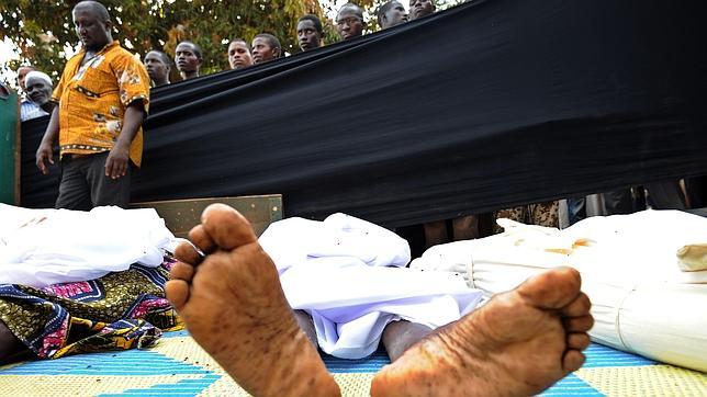 Cadáveres yacen ante la mirada de centroafricanos tras desatarse la ola de violencia en Bangui en diciembre pasado