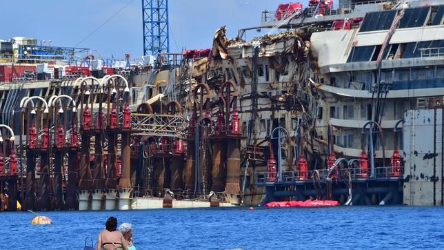 El Costa Concordia se despide del Giglio