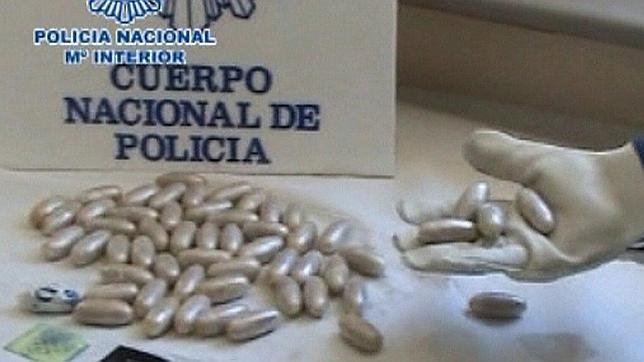 Imagen que muestra parte del material incautado en la operacióncontra una red de narcotraficantes en Almería