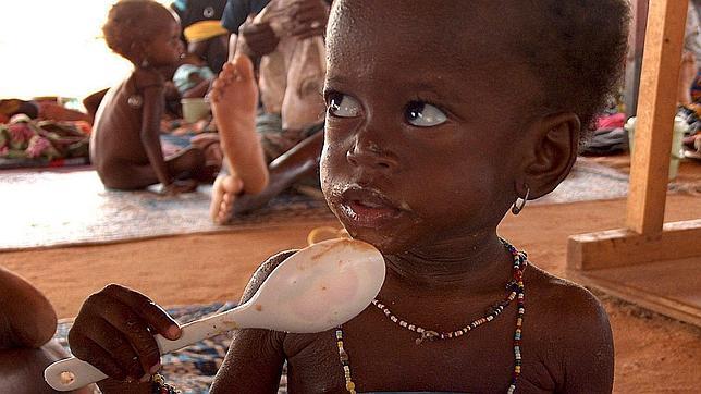 Imagen de 2005: Tsclaha, una niña de 2 años y que pesa 6 kilos se alimenta en el centro de nutrición en Maradi (Níger)