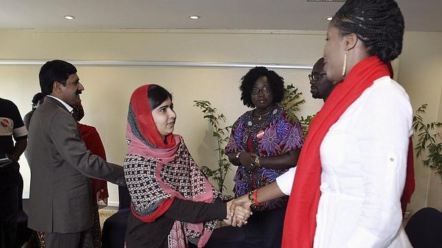 Malala, con las familias de las niñas secuestradas en Nigeria