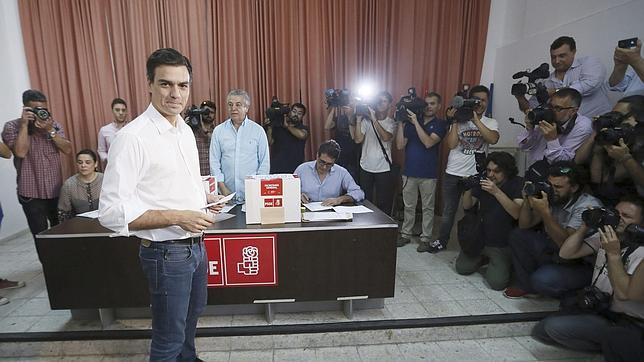 Pedro Sánchez, momentos antes de votar hoy en la Agrupacion Socialista de Tetuan, en Madrid