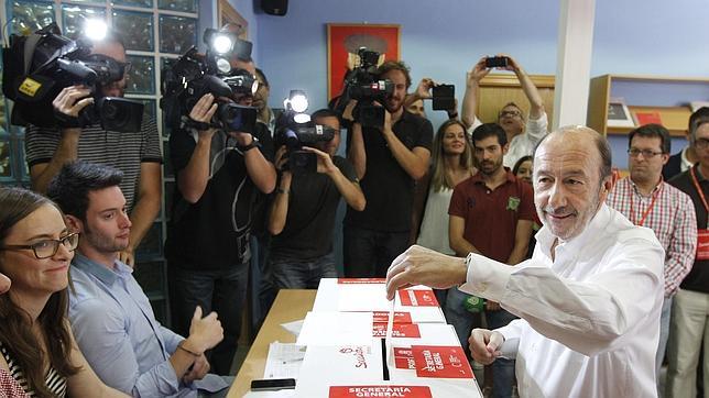 Rubalcaba llega a Ferraz para seguir el escrutinio sobre su sucesor