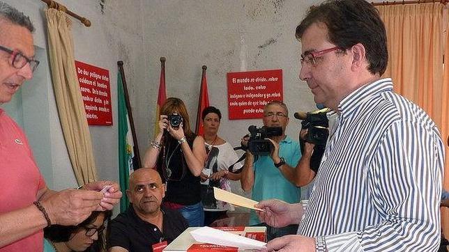 El Secretario regional del PSOE en Extremadura, Guillermo Fernández Vara, ejerciendo su derecho al voto
