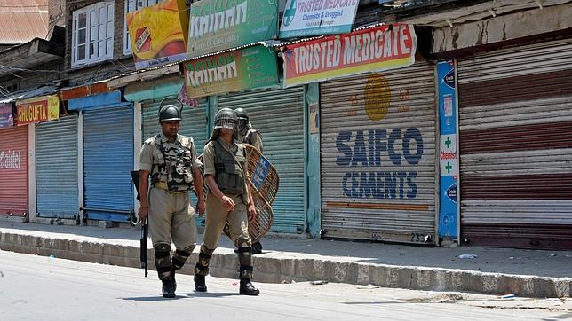 Soldados paramilitares indios patrullan el centro de Srinagar el 2 de agosto de 2014. Muchos comercios cerraron en la zona para protestar contra el inicio del 'Kouser de Nag yatra' (peregrinaje hindú). Importantes líderes separatistas fueron puestos bajo arresto domiciliario