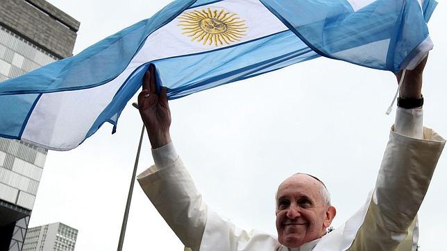 El Papa Francisco se reúne con fieles en Río de Janeriro y ondea su bandera patria