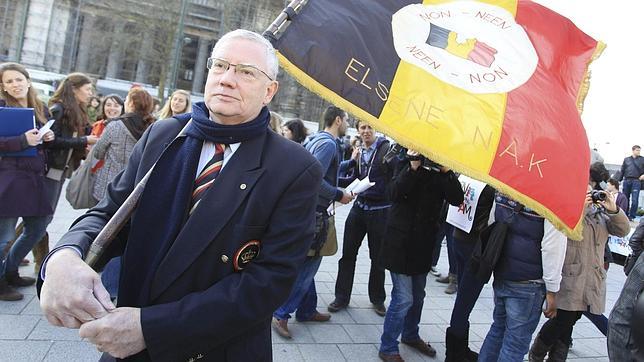 En 2011, un hombre porta una bandera belga durante una concentración contra la situación política del país, frente al Palacio de Justicia en Bruselas