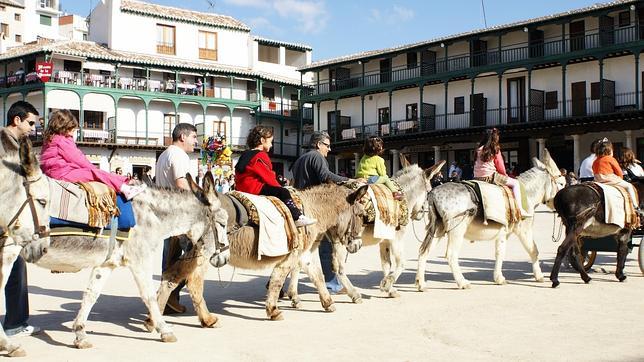 Una fila de burro-taxi en la Plaza Mayor de Chinchón