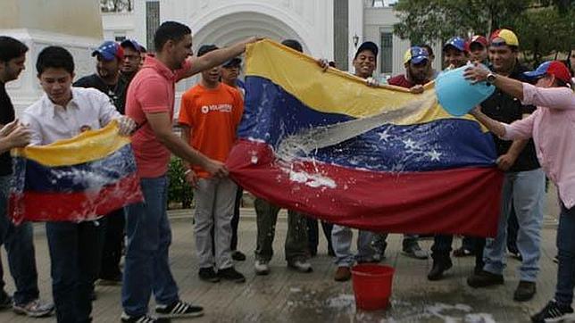 Varios de los estudiantes que protagonizaron el particular rito de protesta: limpiar la bandera venezolana de corrupción