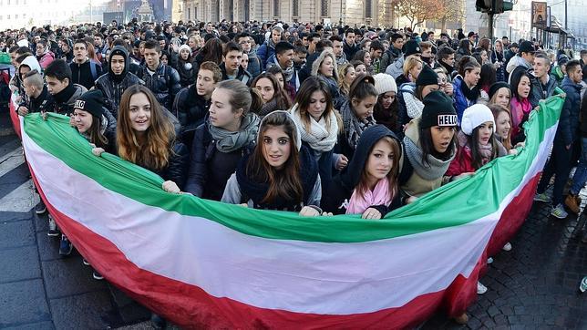 Una multitud de estudiantes sostiene una gran bandera italiana durante una jornada de protestas convocada en Turín en 2013