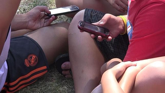 Menores adictos al móvil: «Lo uso 3 o 4 horas al día»