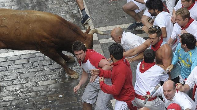 En directo: ya está el miura «Olivito» en el ruedo de Pamplona