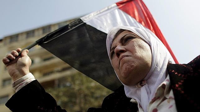 Plaza Tahrir, 2011: una manifestante egipcia ondea la bandera nacional