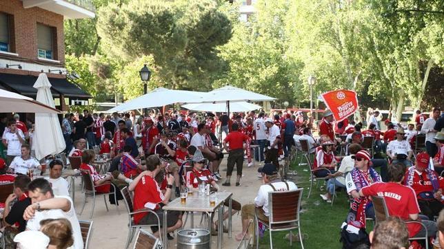 Los aficionados del Bayern de Munich se concentran en el Parque de Berlín antes de la semifinal contra el Madrid