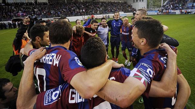 El Éibar evita el descenso