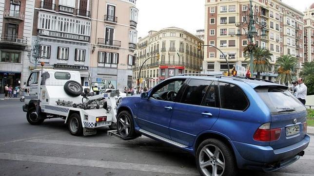 Grúa retirando un coche mal estacionado