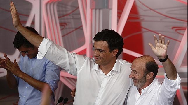 Sánchez celebra su victoria abrazado a Rubalcaba