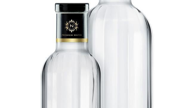 Botella de agua Numen . Contiene agua pura de los Montes de Toledo