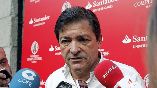 El presidente de Asturias, Javier Fernández, atiende a los medios
