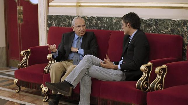 El candidato a la Secretaría General del PSOE Eduardo Madina conversa con Alfonso Guerra