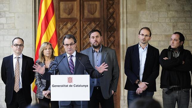 Mas promete a los partidos proconsulta que no dará ningún paso sin informarles