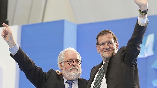 Rajoy habla con Merkel, Hollande y Renzi para amarrar el Eurogrupo y una comisaría