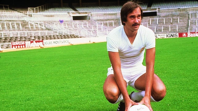 Uli Stielike, posando con la camiseta del Real Madrid