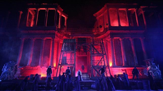 Las representaciones nocturnas potencian la belleza del teatro romano