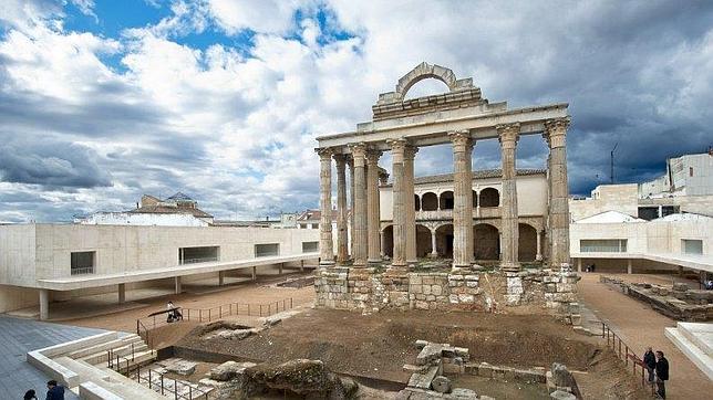 Las columnas del templo de Diana son el telón de fondo de muchas actuaciones