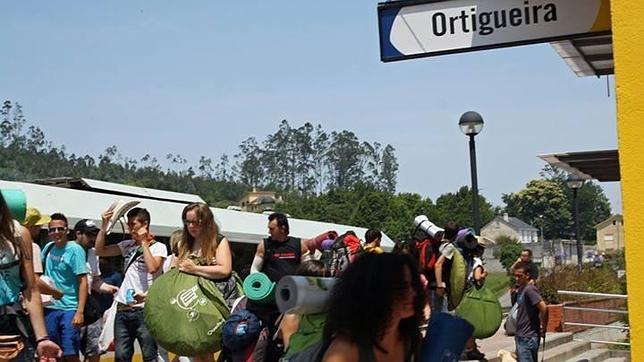 La gente llegando al Festival de Ortigueira en 2013